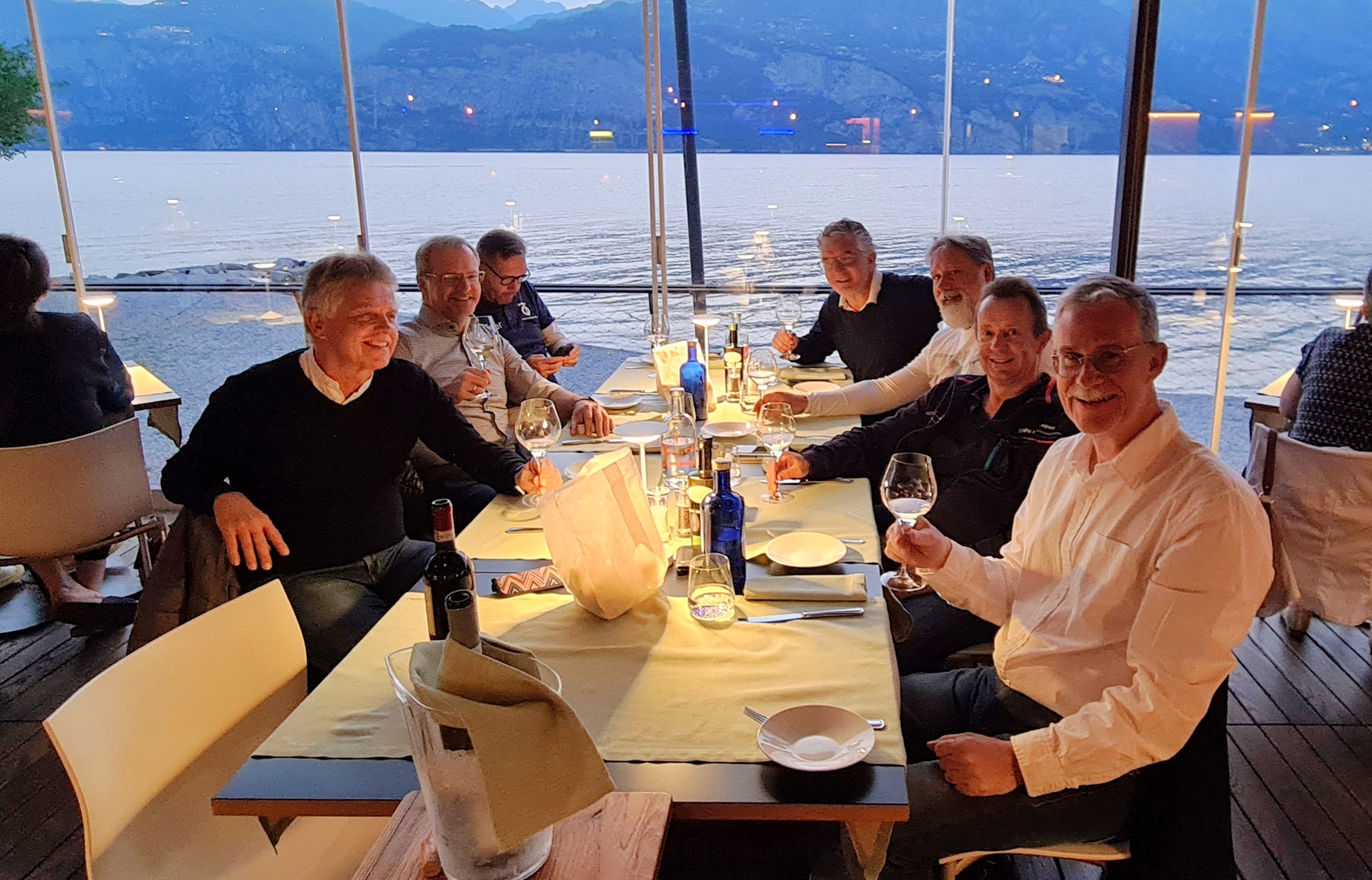 Das offizielle Teamfoto - wenn Essen und Trinken statt Sport angesagt ist