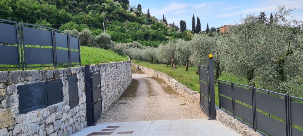 Gro�z�gige Einfahrt unterhalb vom Tennisplatz