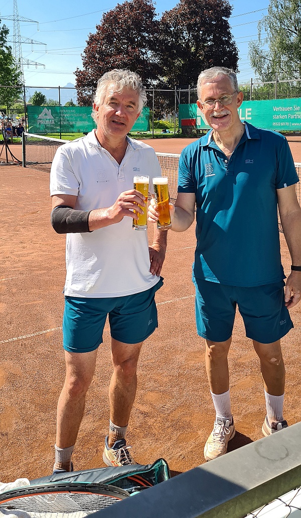 Thomas Struth und Peter Troy mit einem k�hlen  Blonden noch auf dem Platz des TC Nenzing!