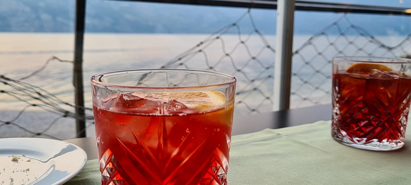 Ein Drink vor dem Essen direkt am See