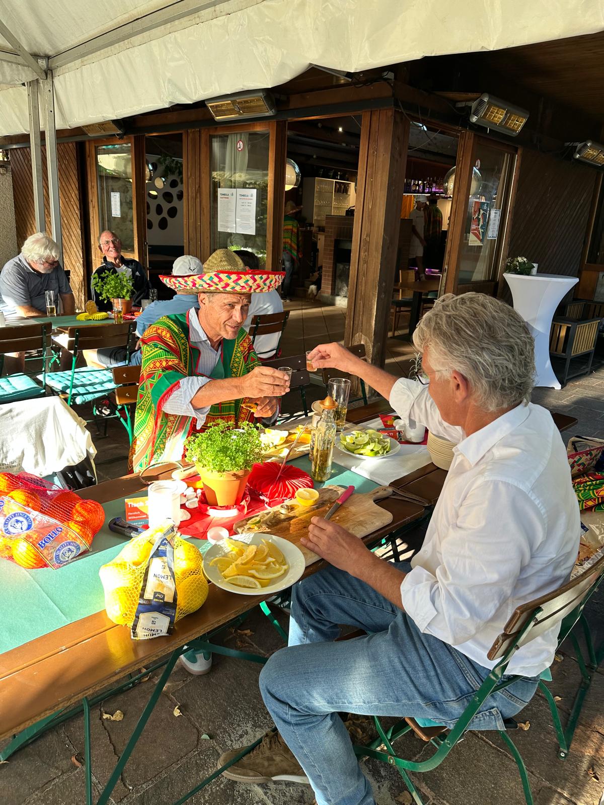 2 Desperados beim (Zitronen-)Schneiden