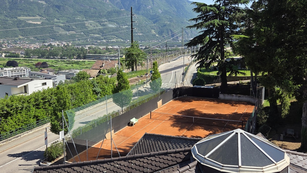 Tennisplatz 1 mit Blick auf Meran