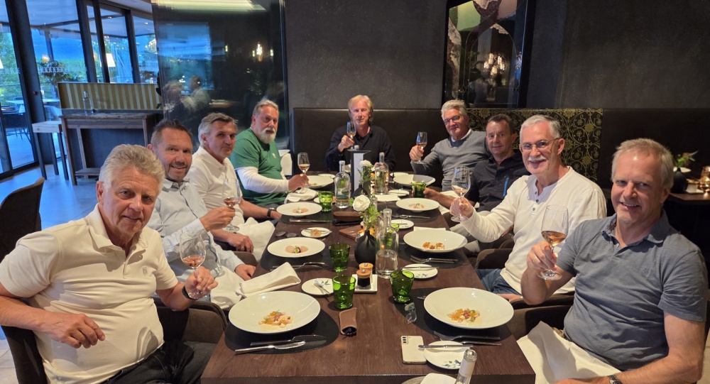 Team 60 des TC Dornbirn beim Abendessen im La Maiena 2026
