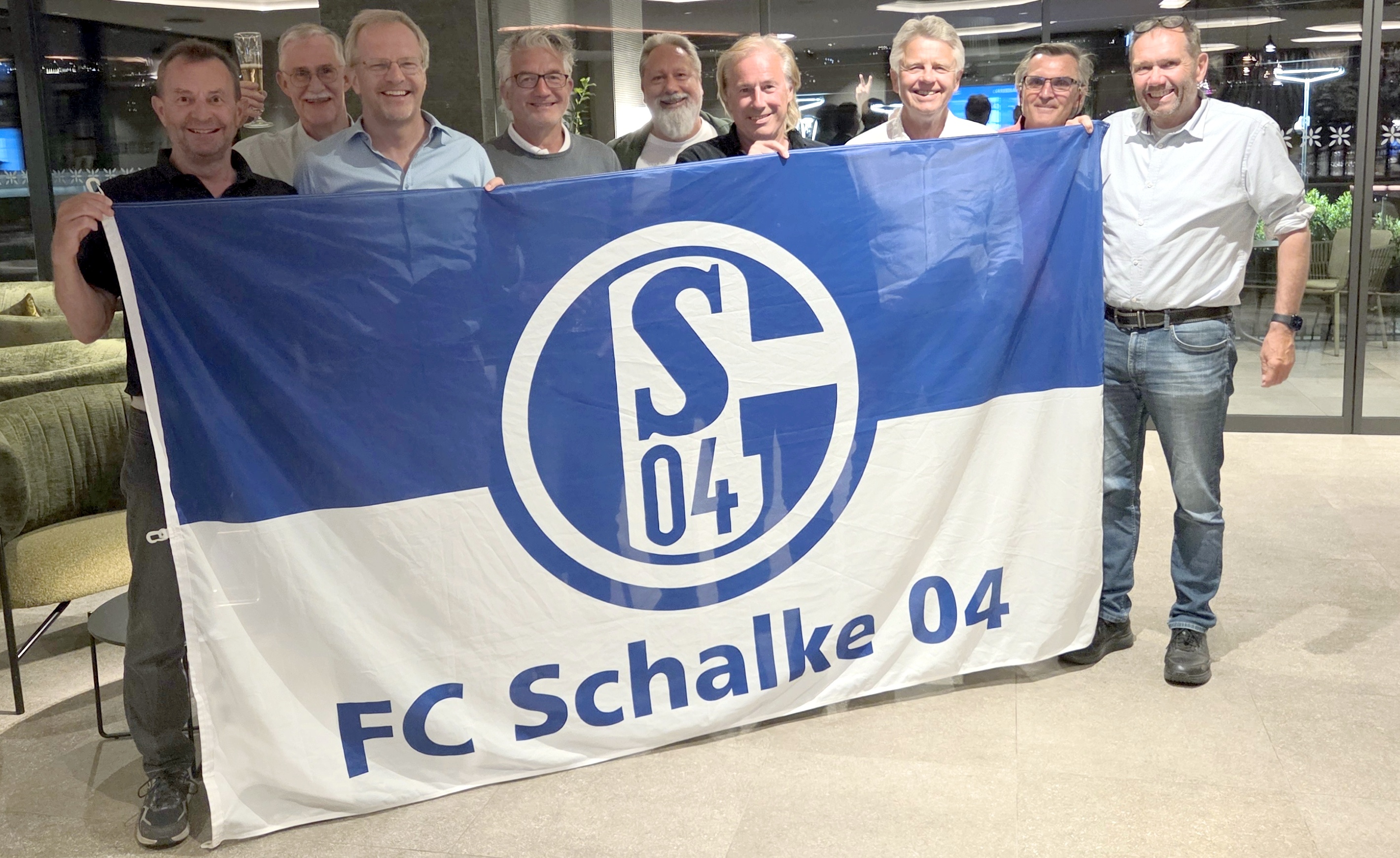 Schalke 04 schafft den Aufstieg in die Bundesliga und der TCD feiert mit