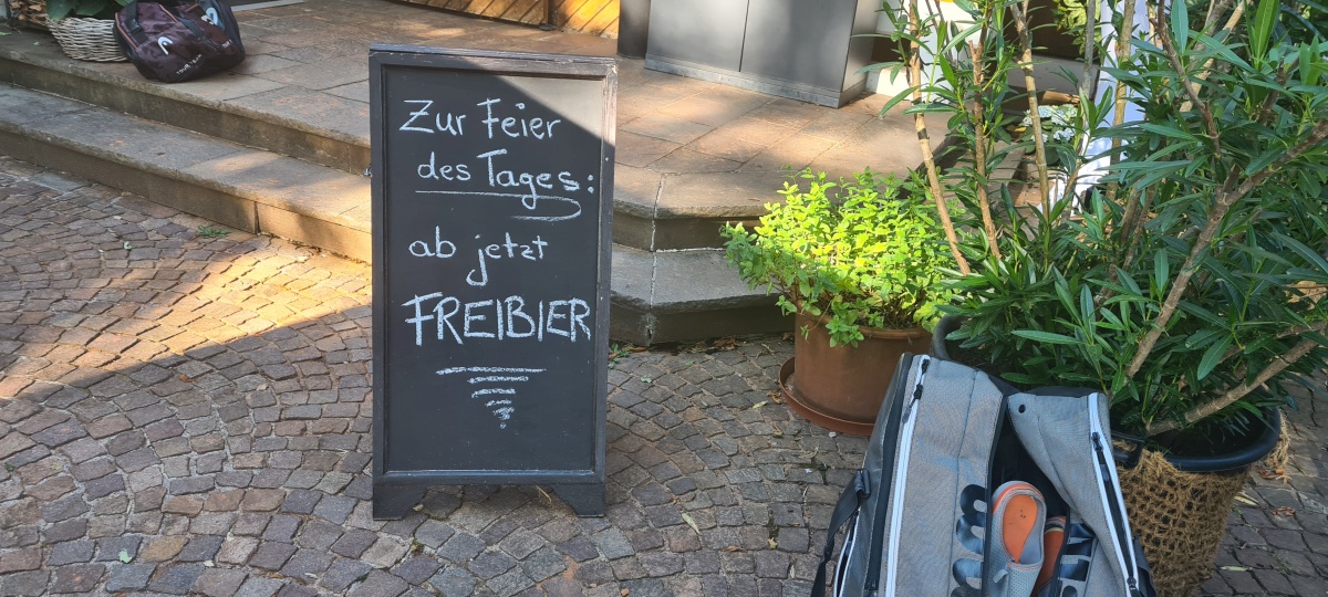 Herren 55 - das Freibier stand nur kurz zur Verf�gung, aber der Vizemeistertitel in der A Liga ist von Dauer!