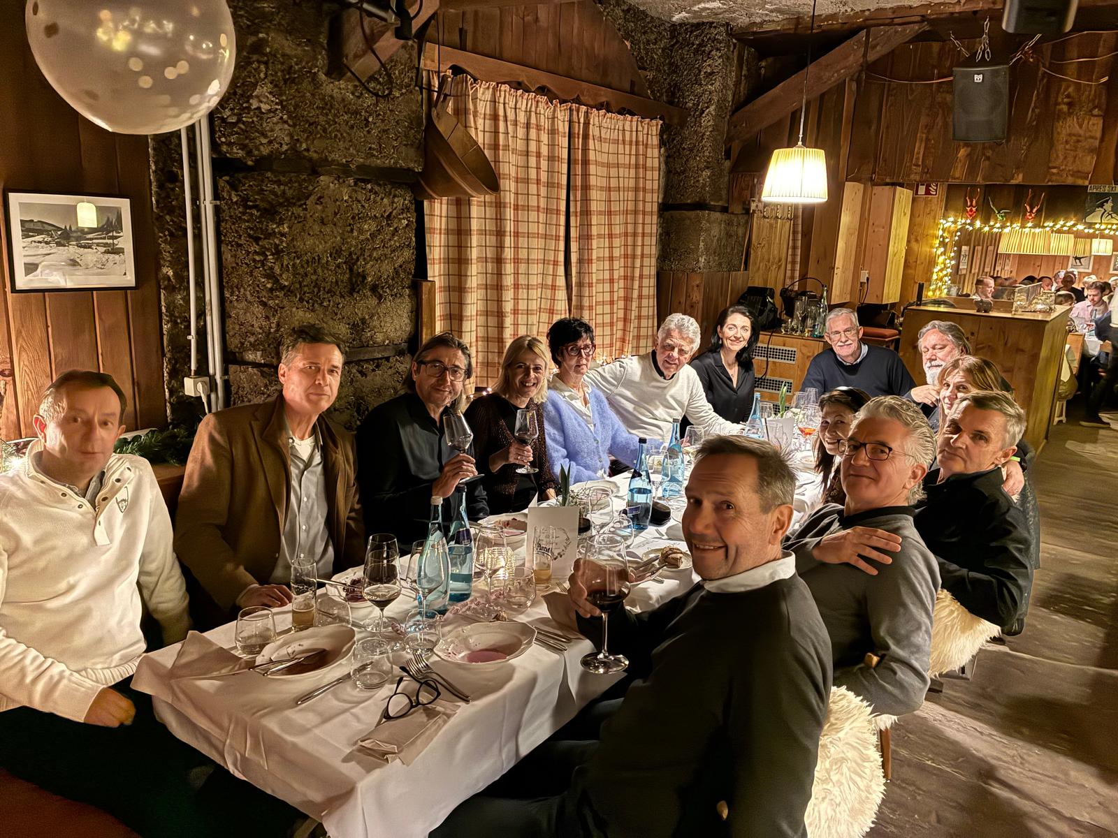 Team 55 und Team 60 am reich gedeckten Tisch