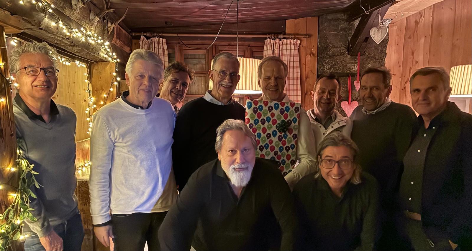 Das Geburtstagskind mit seiner Mannschaft