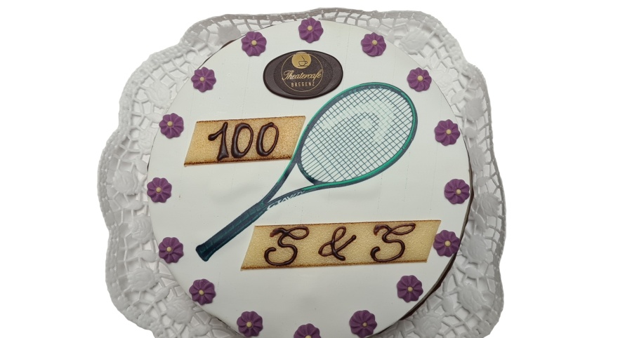 Top-Jubil�umstorte vom Theatercafe Troy zum 100. Spiel Seebr�nzler vs S�o�larschnitz