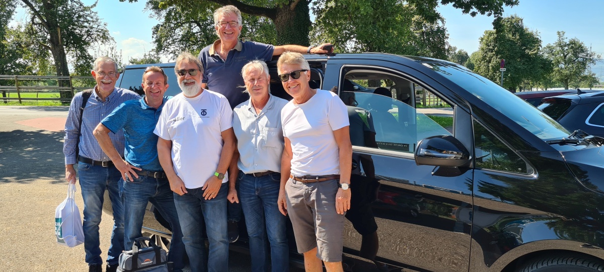 Team 55er mit Mannschaftsbus bereit zur Abreise nach Zell am See