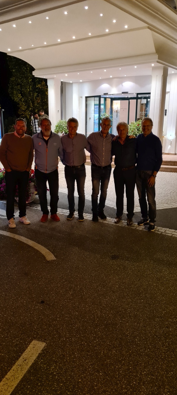 Origialfoto Team 55 vor dem Grand Hotel Zell am See