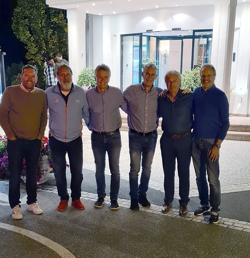 Die ausgebesserte Version vom Teamfoto 55 vor dem Grand Hotel Zell am See