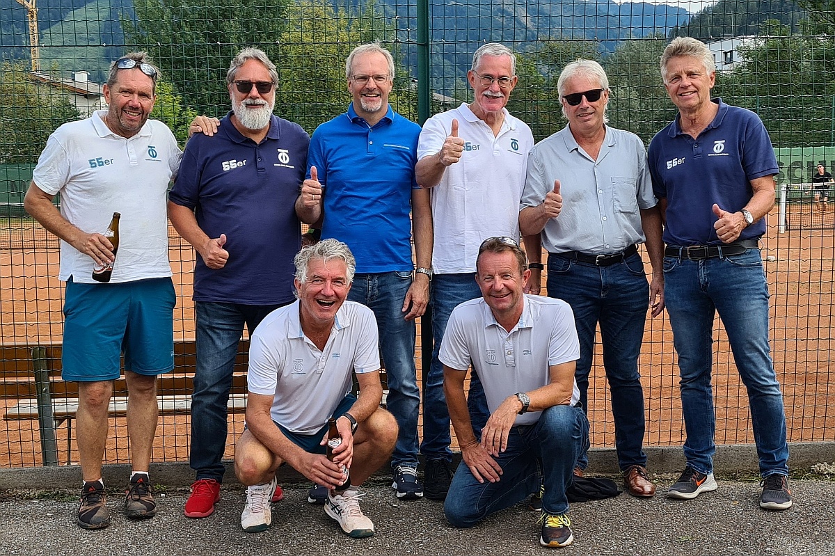 Der gemeinsame Sieg der Herren 55 des TC Dornbirn gegen UTC Bruck wird auch gemeinsam gefeiert!