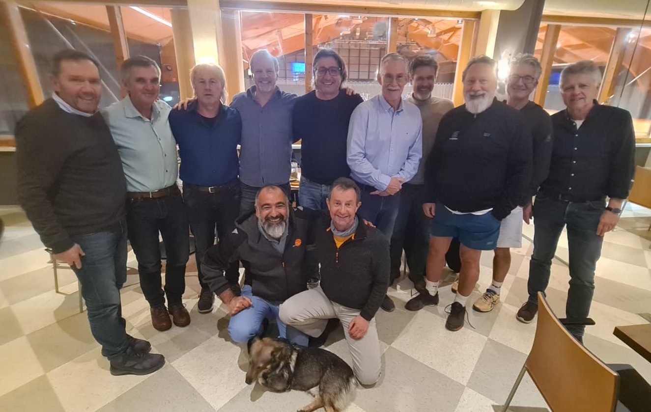Vollz&auml;hlige 55+60er Mannschaften des TCD zum Saisonausklang 2025 mit Gastgeber Isi und Hund