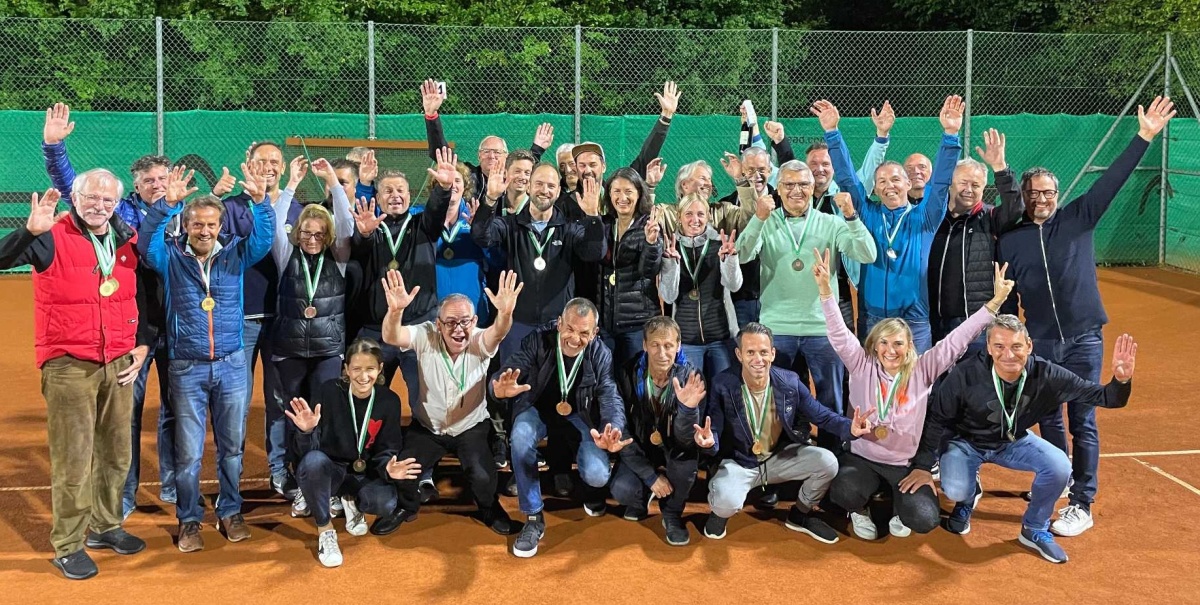 Die Doppel-Landesmeister (Herren 55) Kurt Bitriol und Peter Troy gut gelaunt bei der Siegerehrung im UTC Vandans