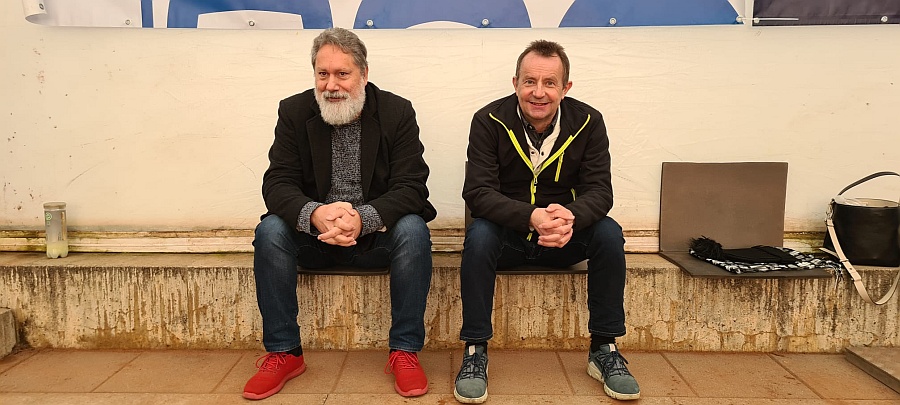 Max und R�bi vom TCD als fachkundige Zuschauer beim Doppel Herren 55