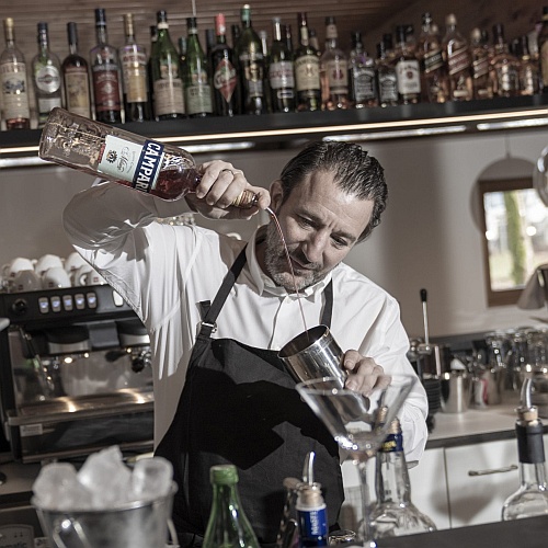 Lukas Marberger hinter der Bar im TC Dornbirn