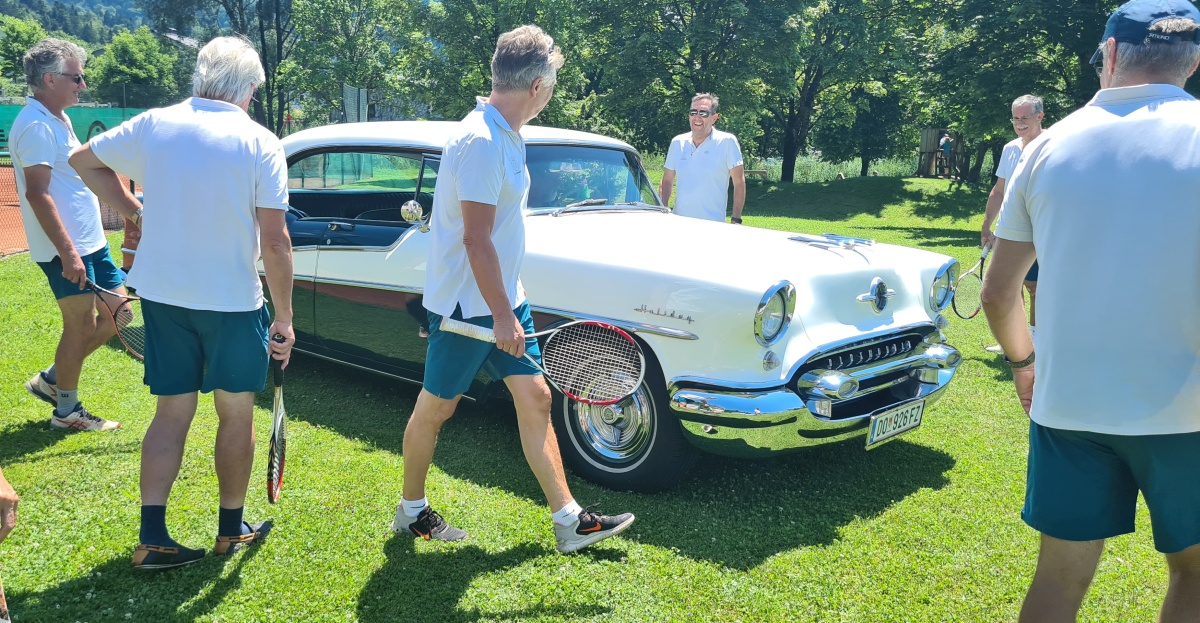 Die Meister 2022 vom TC Dornbirn proben den Tanz um das Goldene Kalb