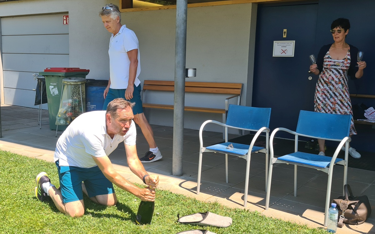 Champagner f�r die VMM Meister 2022 - Herren 55 des TC Dornbirn